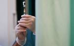 Las agencias aseguraron que no hay pruebas para la aplicación de una cuarta dosis (Reuters)