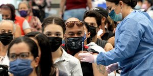 Fila de vacunación contra la COVID-19 en Guadalajara. (FOTO: AFP)