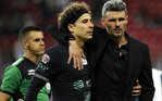 Guillermo Ochoa y Fernando Ortiz, capitán y entrenador del América. (Mexsport)