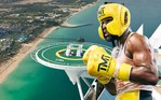 Money está listo para pelear en un helipuerto.
