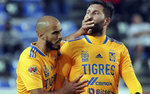 André-Pierre Gignac, callado literalmente por Guido Pizarro. (Imago7)