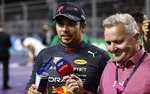 Checo Pérez hablando con los medios después del GP de Arabia Saudita. (Reuters)