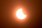 La luna cubre parcialmente el sol durante un eclipse solar anular visto desde Phnom Penh. (Foto: AFP)