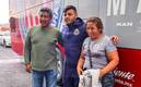 La afición aprovechó la descompostura para tomarse foto con los futbolistas de Chivas (Foto Twitter @Chivas)