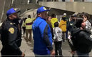 Oficiales escoltaron al grupo de aficionados a las afueras del estadio | Captura