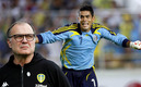 Oswaldo Sánchez y Marcelo Bielsa. (Fotos: Mexsport y Action Images)