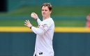 Joe Burrow lanzando la primera bola para los Reds. Foto: AFP