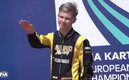 El joven extendió el brazo derecho durante la ceremonia | Captura