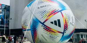 Al Rihla, el balón de Qatar 2022, en la CDMX. Foto: Cortesía adidas.