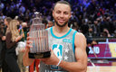 Steph Curry presenta el Trofeo Kobe Bryant como MVP del Juego de Estrellas. (Reuters)