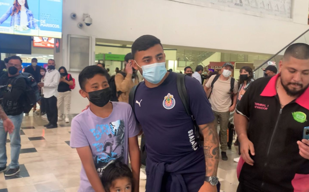 Alexis Vega en el aeropuerto de la Ciudad de México. (FOTO: Enrique Martínez)