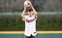 Tom Hanks sosteniendo a Wilson previo a lanzar la primera bola en el juego inaugural de los Cleveland Guardians (AFP)