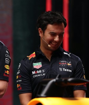 Verstappen y Checo durante la presentación de su nuevo RB18 para este 2022. FOTO: @redbullMEX