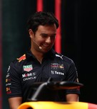 Verstappen y Checo durante la presentación de su nuevo RB18 para este 2022. FOTO: @redbullMEX