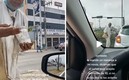 El momento en que el adulto mayor lanza las monedas.