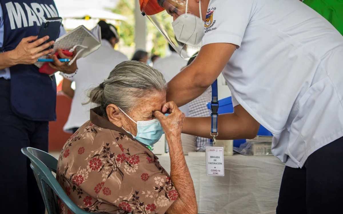 Durante el mes de abril se aplicará la cuarta dosis de la vacuna COVID-19 en la CDMX (EFE)