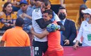 Nahuel Guzmán corrió a abrazar a Leo. (Foto: Mexsport)