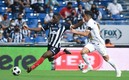 Campbell y Efraín Velarde luchan por el balón en un Rayados-Pumas. Foto: Imago7