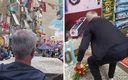 Mourinho dejó un ramo de flores en el mural de Maradona. (Capturas)