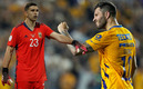 Gignac se la dejó clara al Dibu Martínez. (Fotos: Mexsport y Footyrenders)