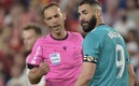 Los jugadores de ambos equipos le reclamaron al silbante. (Foto: AFP)