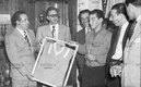 Cantinflas hizo entrega de la misteriosa camiseta | Fototeca Milenio