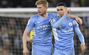 Kevin de Bruyne y Phil Foden, del Manchester City. (AFP)