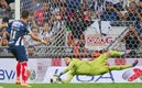 Maxi parece haber cobrado muy débil al costado derecho del portero. (Foto: Mexsport)