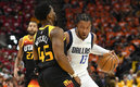 Jalen Brunson (derecha) se lució con 31 puntos | AFP