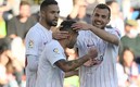 Tecatito Corona es felicitado por sus compañeros del Sevilla tras sus dos goles. (AFP)