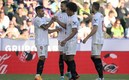 Tecatito Corona marcó sus dos primeros goles con Sevilla este jueves. (AFP)