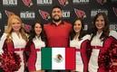 Will Hernández y las porristas de los Arizona Cardinals. (Captura de Twitter NFL México).