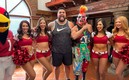 Will Hernández se tomó la foto del recuerdo con Psycho, junto a las porristas de Cardinals / @AZCardenales