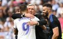 Carlo Ancelotti abraza a Benzema tras lograr el título de LaLiga. (FOTO: AFP)