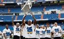 David Alaba celebró con una silla el título del Madrid. FOTO: Reuters.