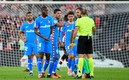 Jugadores del Atlético de Madrid le reclaman al árbitro Lahoz. Foto: Reuters