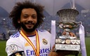 Marcelo posando con la Supercopa de España. (Real Madrid)