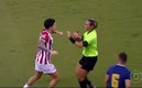 La árbitra Debórah Cecília estuvo a punto de ser agredida por un jugador en Brasil (Captura Twitter)