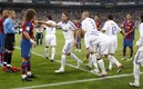 El Real Madrid es recibido con el Pasillo por el Barcelona en 2008. Foto: EFE