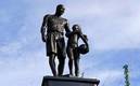 La estatua de Kobe Bryant y Gigi fue colocada en Calabasas, ciudad ubicada en el condado de Los Ángeles (AP)