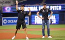 Checo y Max pusieron a prueba su brazo / AFP