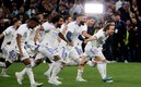 Los jugadores del Real Madrid celebran en el terreno de juego (Reuters).