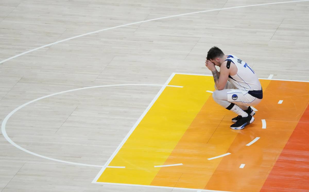 Luka Doncic recibió un fuerte rodillazo en el Mavericks vs Suns (EFE)