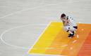Luka Doncic recibió un fuerte rodillazo en el Mavericks vs Suns (EFE)
