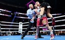 Canelo Álvarez casi le aplica un suplex a Bivol / AFP