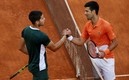 Carlos Alcaraz y Novak Djokovic (AFP).