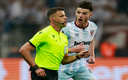 Declan Rice reclamándole una acción al árbitro. (Reuters)