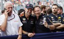 Helmut Marko está con Adrian Newey y Christian Horner durante el GP de Miami. Foto: AFP