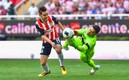 Alfredo Talavera arriesgando el físico en duelo ante Chivas. Foto: Imago7