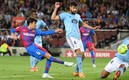 Puig dispara ante la marca de Néstor Araujo. Foto: AFP